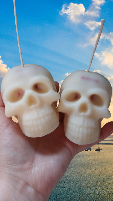 Bleeding skull candle