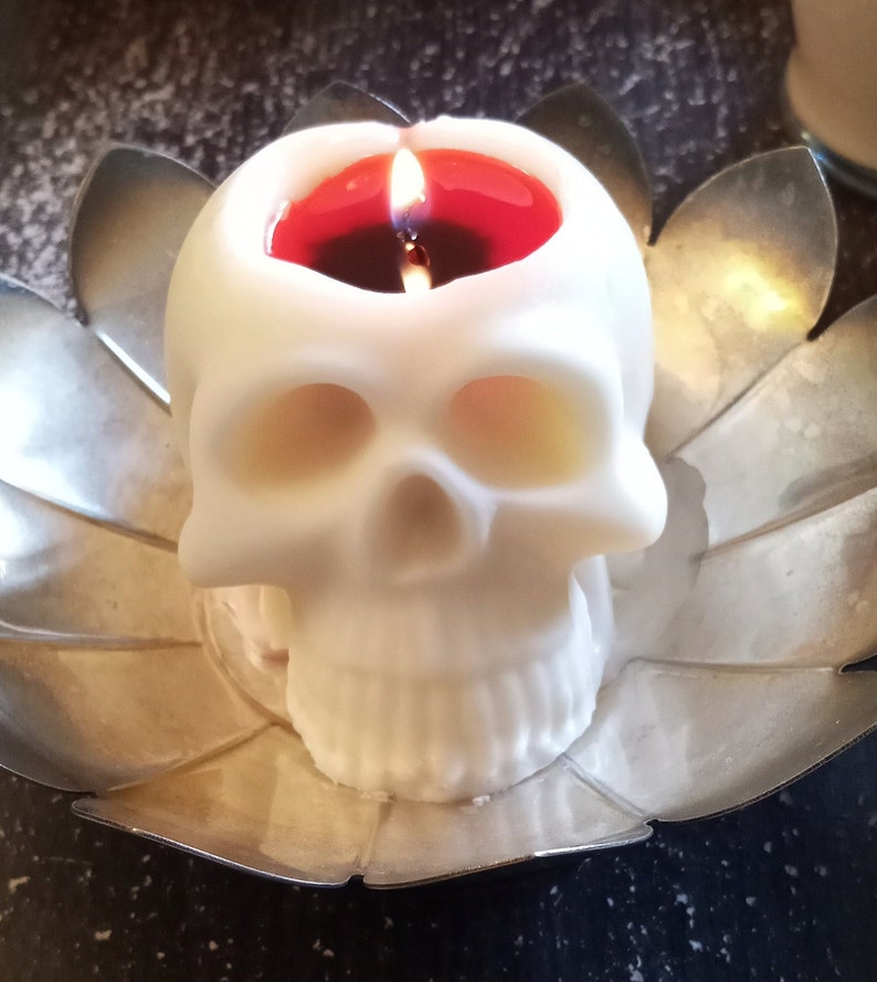 Bleeding skull candle